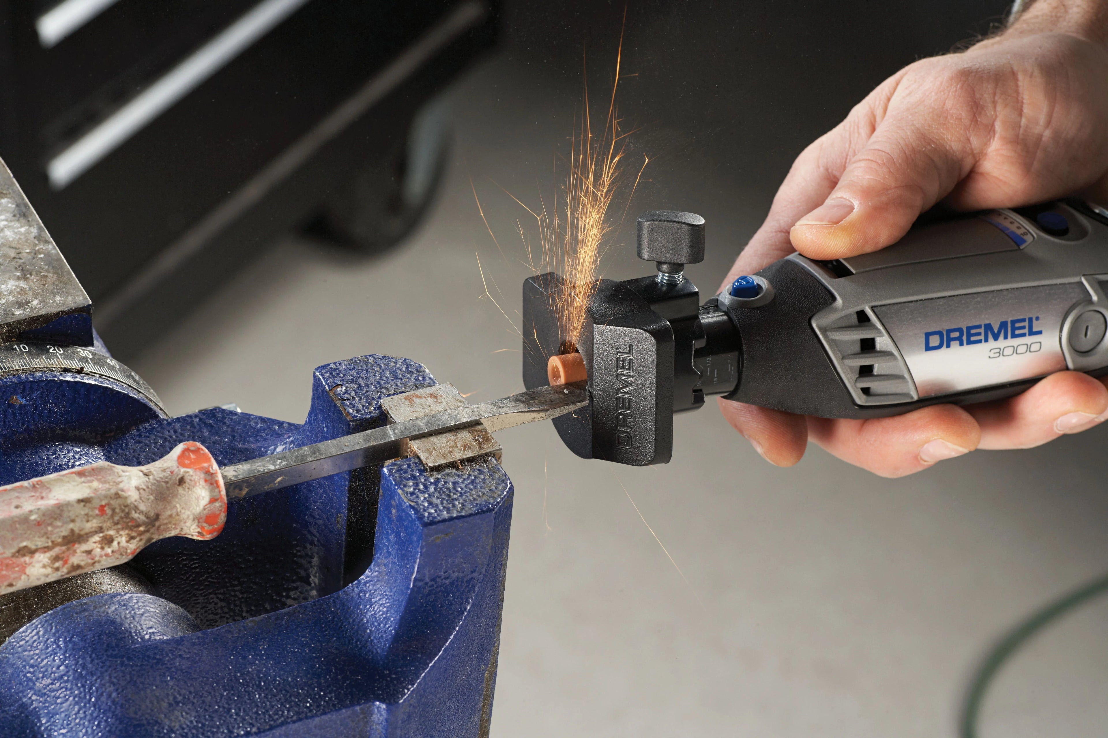 Dremel 3000-N/18 Variable Speed Rotary Tool with EZ Twist Nose Cap, 18 Accessories R231580